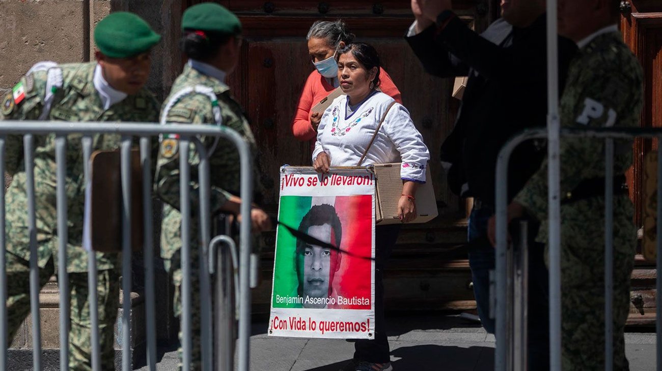 Ayotzinapa: Padres exigen a AMLO que no encubra al Ejército