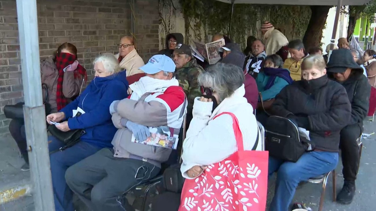 Soportan bajas temperaturas para cobrar pensión del Bienestar 