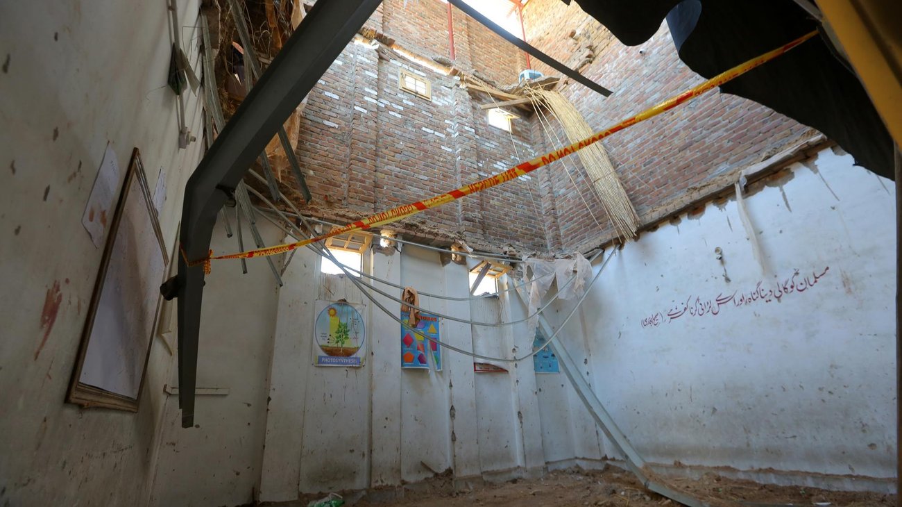 Derrumbe de techo en escuela de Pakistan deja al menos 28 muertos