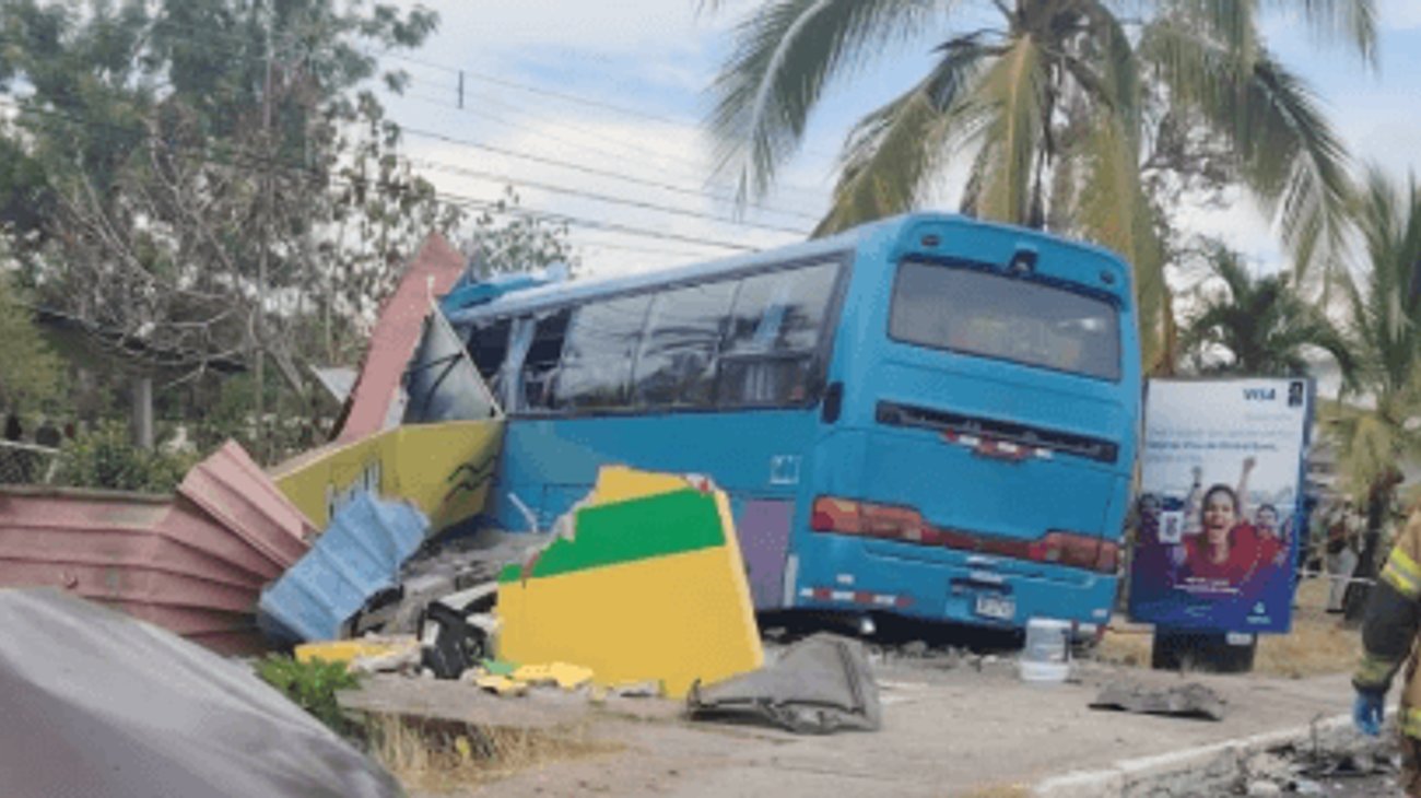 Mueren cuatro personas tras choque con autobús en Panamá