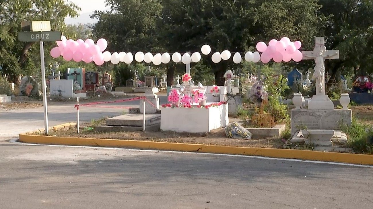 Regios visitan panteones para recordar a mamás