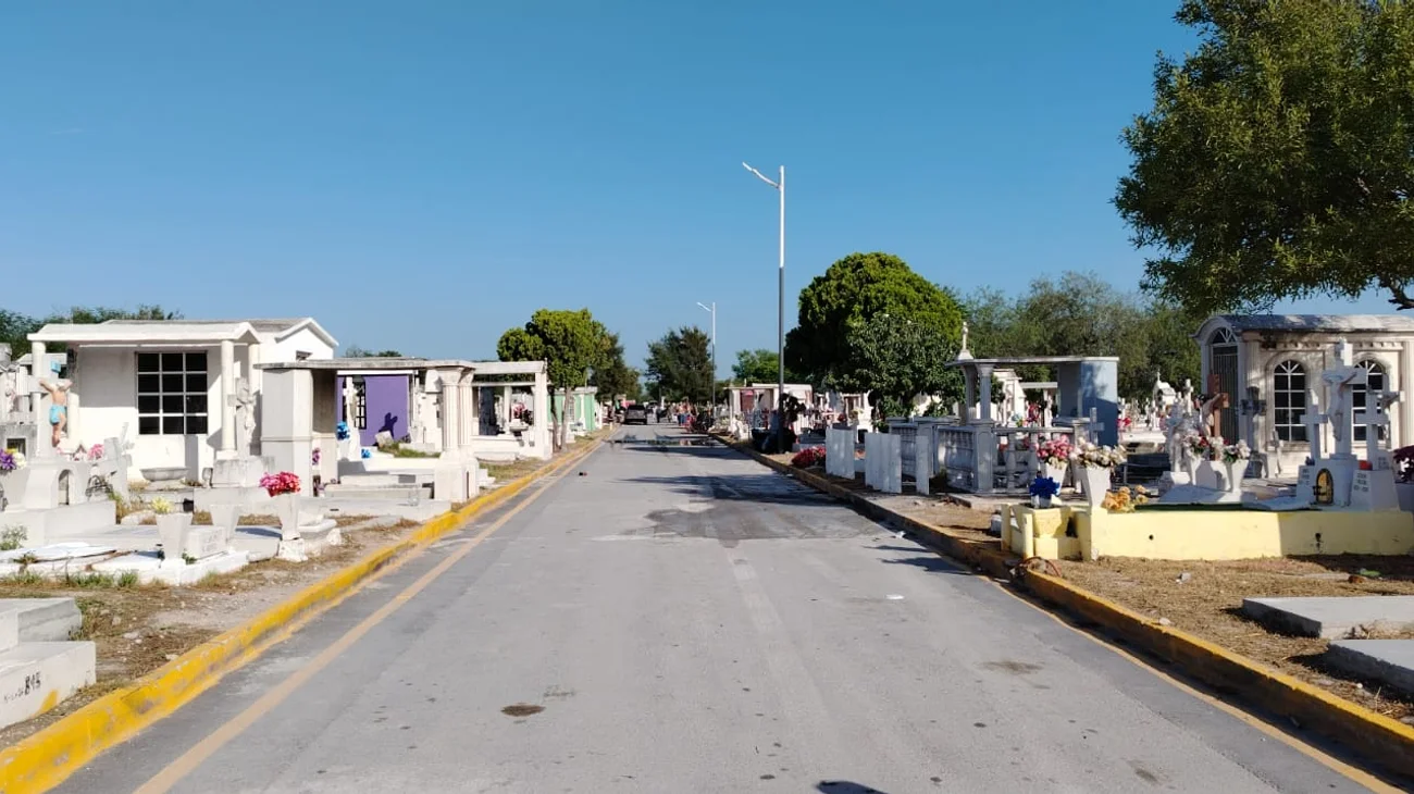 Comienza afluencia de visitantes en los panteones de Reynosa