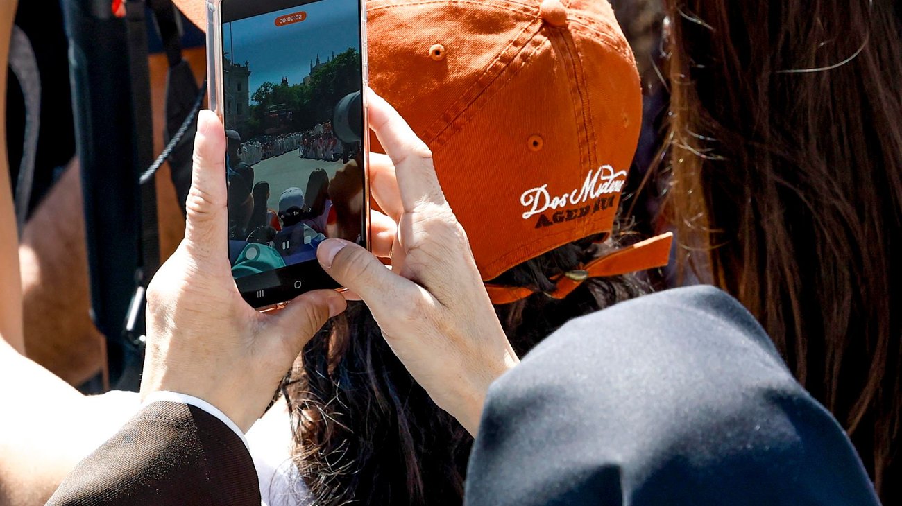 El papa advierte de la adicción al celular y pide poner límites