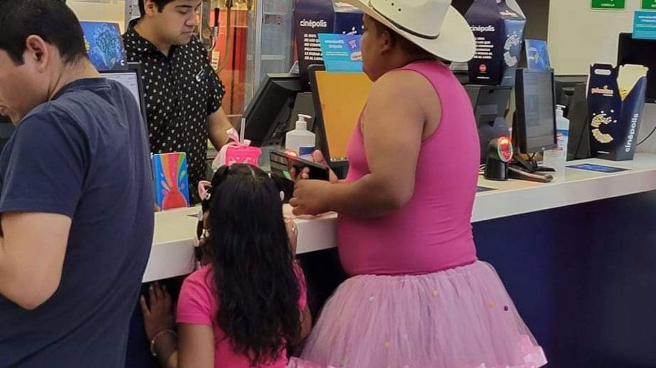 Viral: Padre complace a su hija y usa tutú para ver 'Barbie'