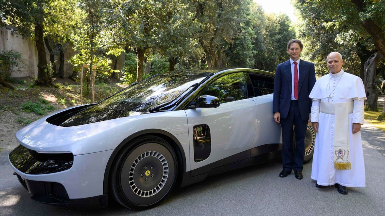 Papa León XIV se sienta al volante del primer Ferrari eléctrico