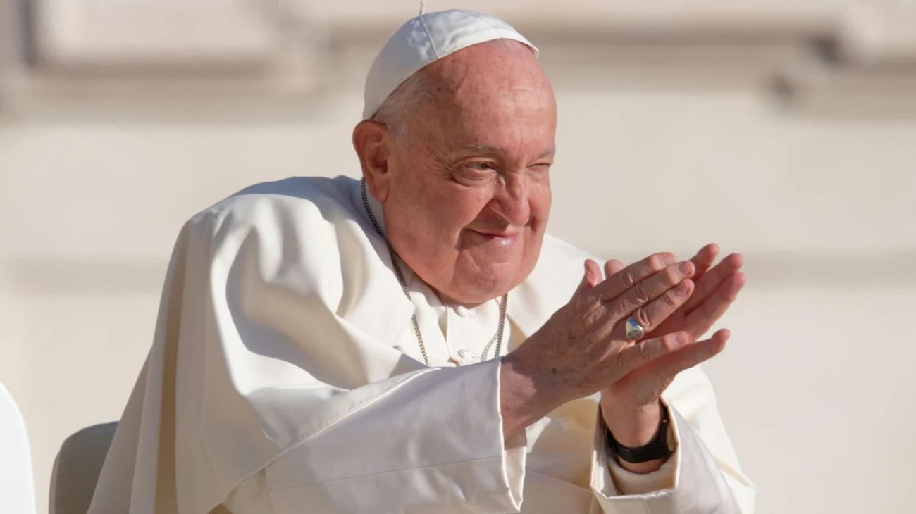 El papa continúa mejorando de una grave infección respiratoria