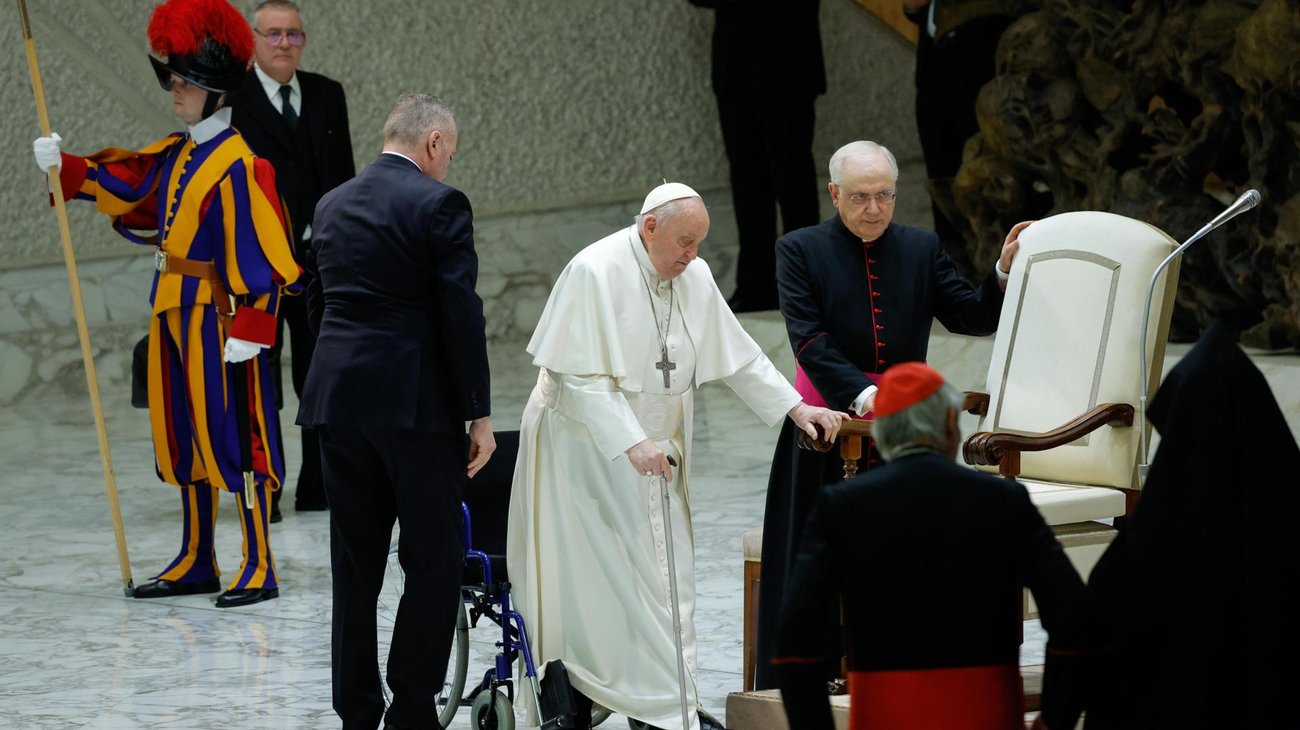 Papa acude a hospital para pruebas diagnósticas por la gripe