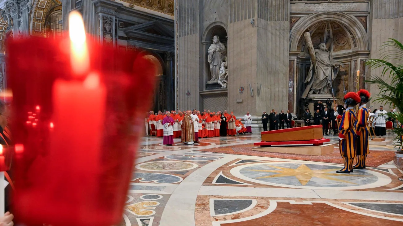 Comienza la ceremonia de cierre del féretro del papa Francisco