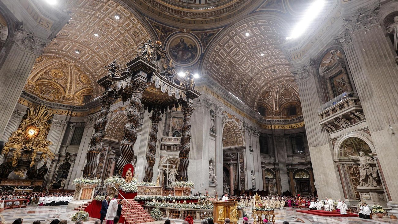 Papa celebra la misa del gallo con el 'corazón' en Belén