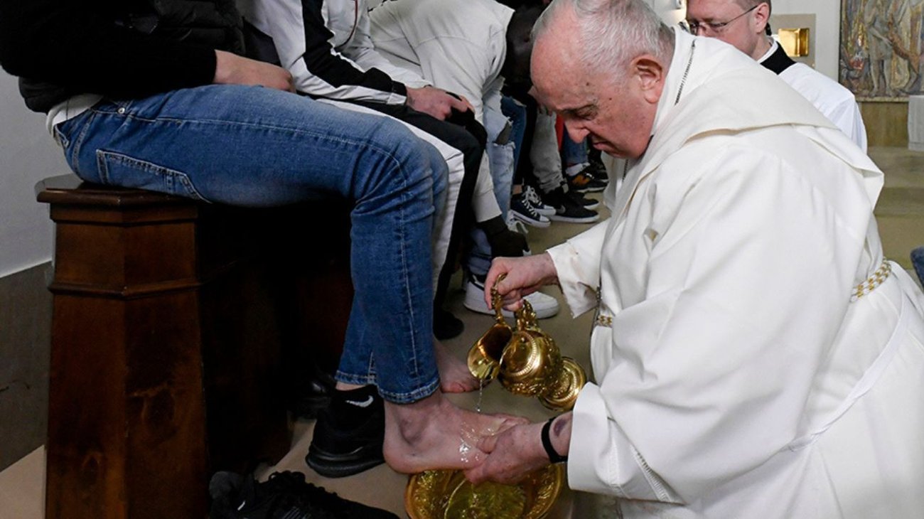 Papa lavará pies a mujeres reclusas el Jueves Santo