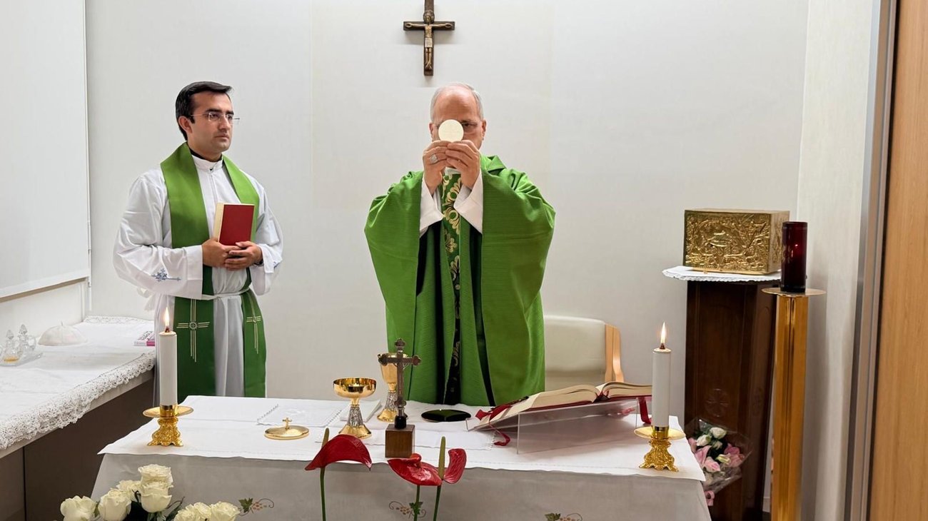 Difunden fotos del papa oficiando misa y con buen aspecto