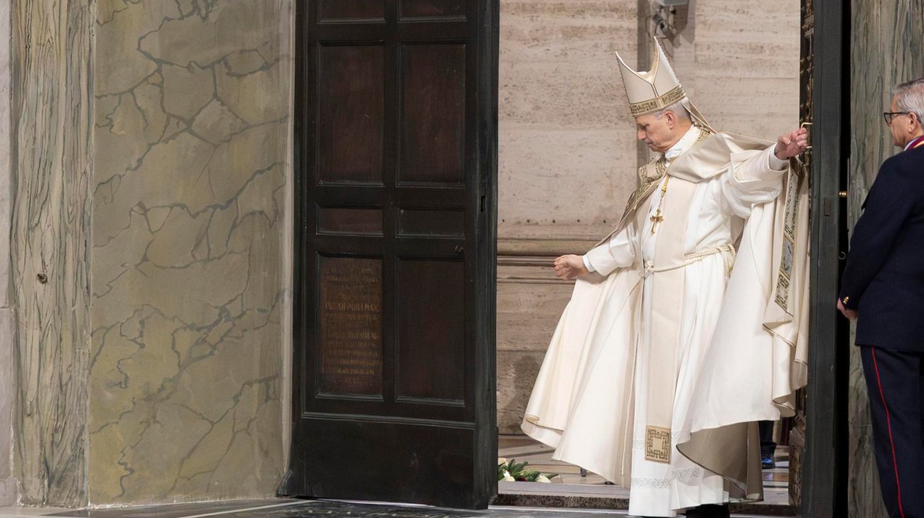 Papa clausura el Jubileo al cerrar la Puerta Santa del Vaticano