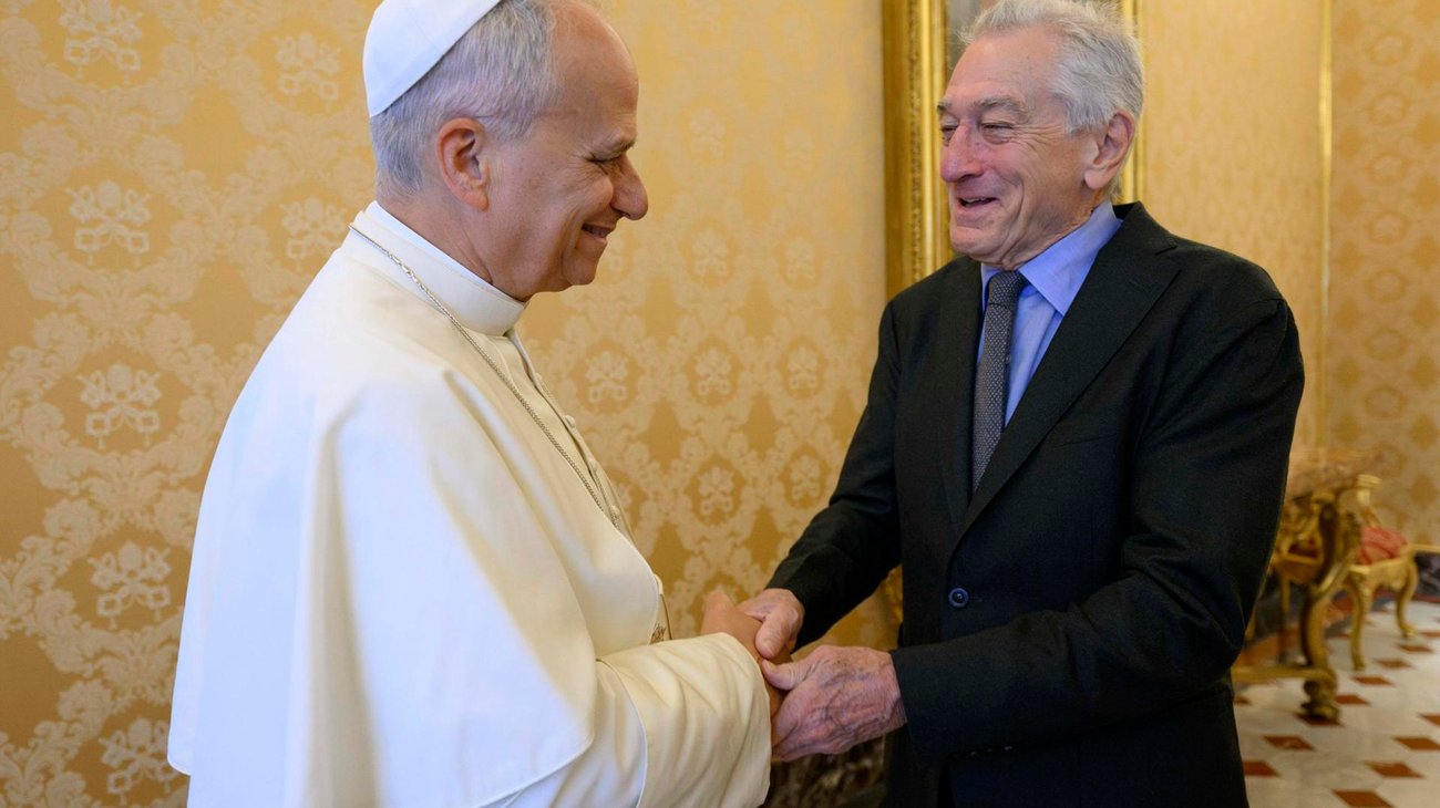 El papa saluda a Robert de Niro en el Vaticano