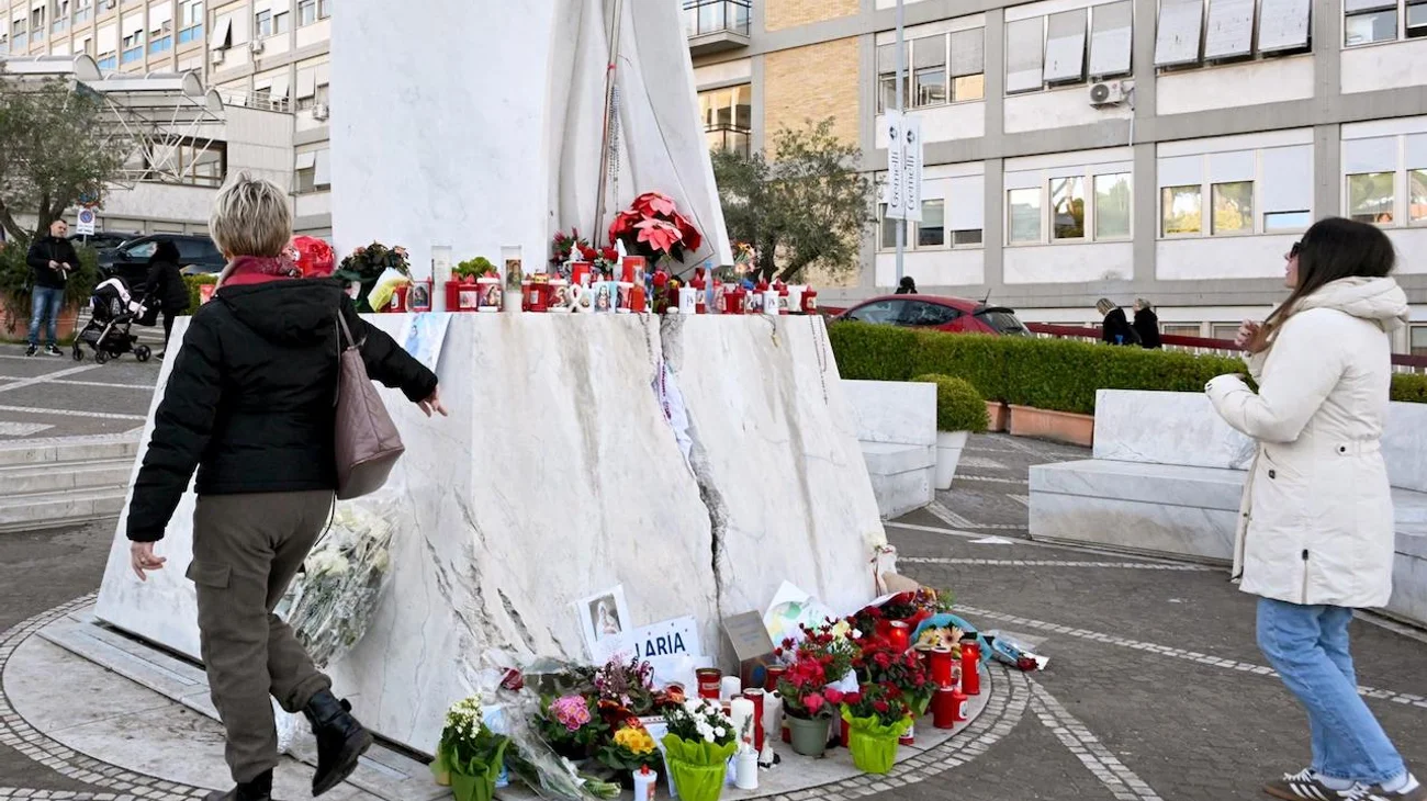 Muestra el papa mejoría pero sigue necesitando oxígeno