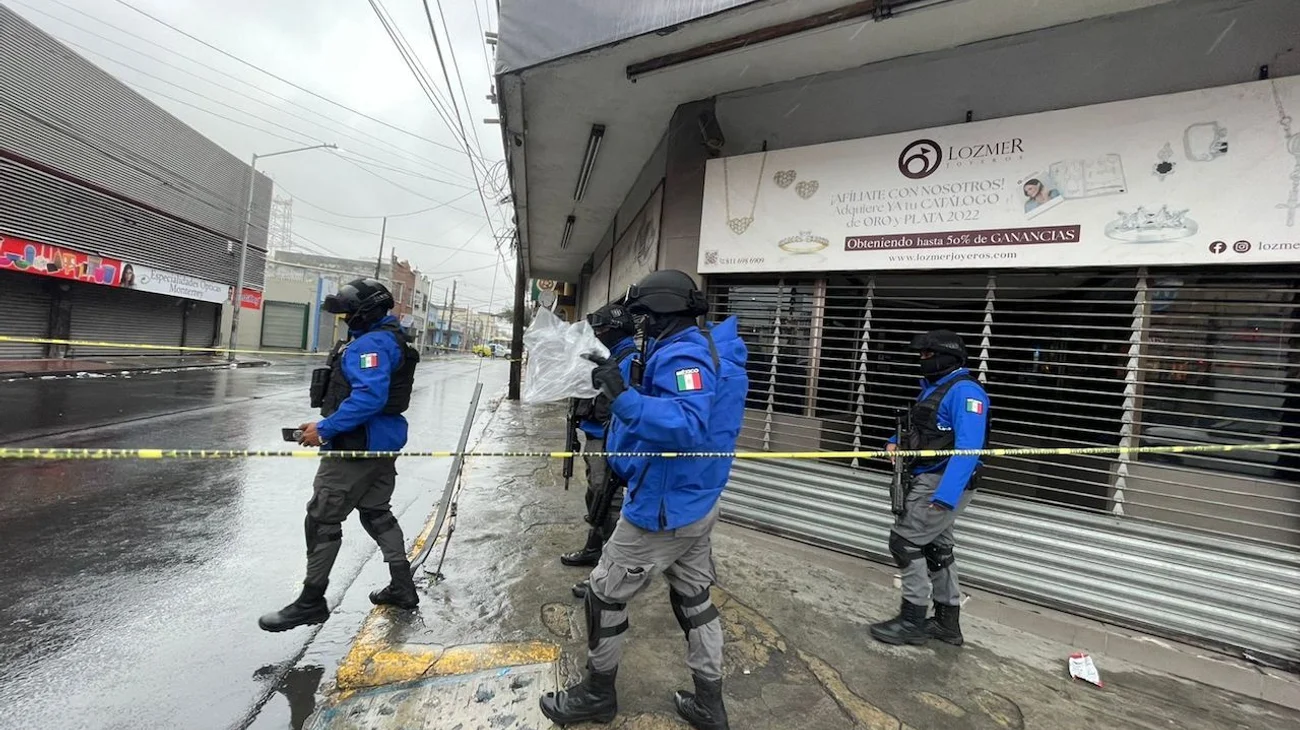 Cae pareja por atacar a balazos a policías de Monterrey