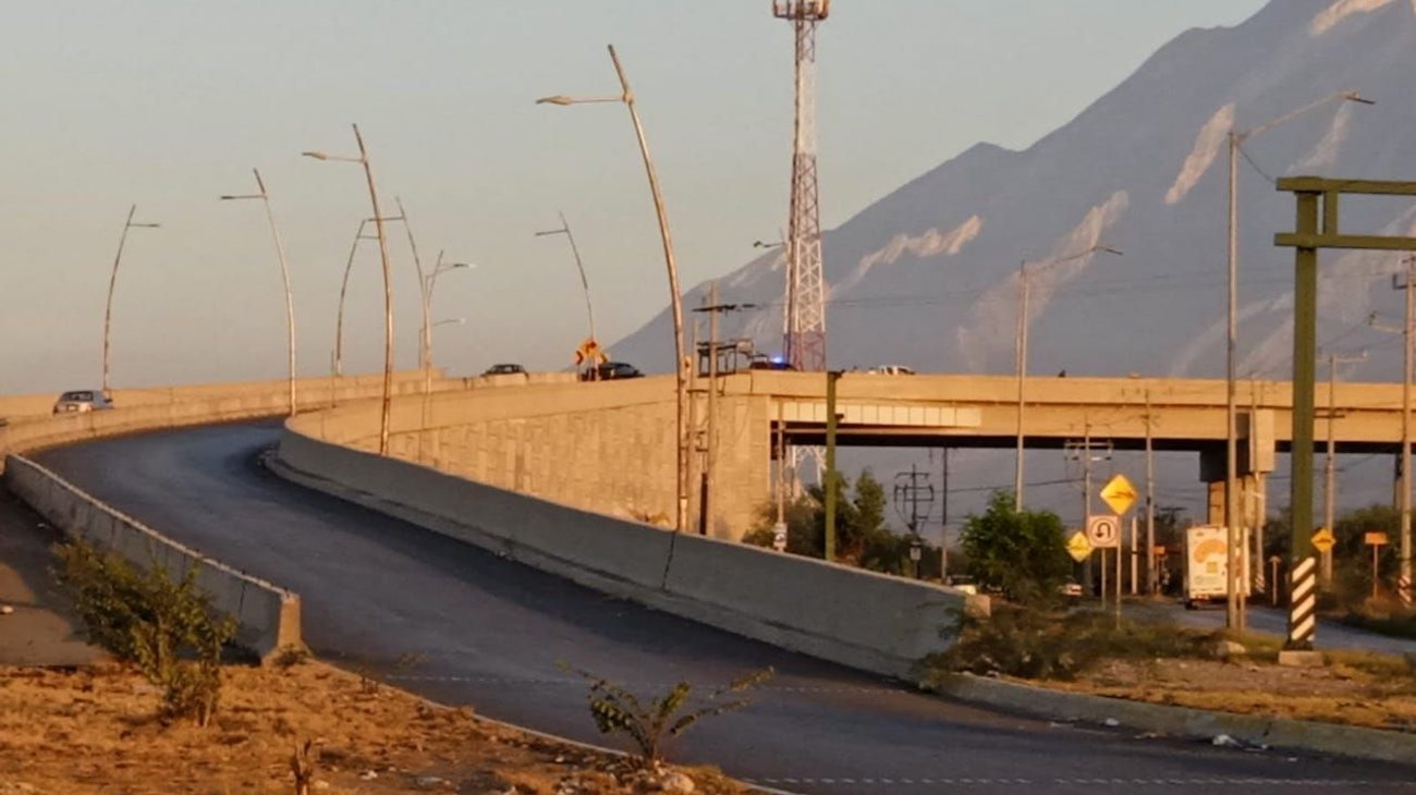 Ejecutan a pareja; dejan a mujer cartulina clavada en cuerpo