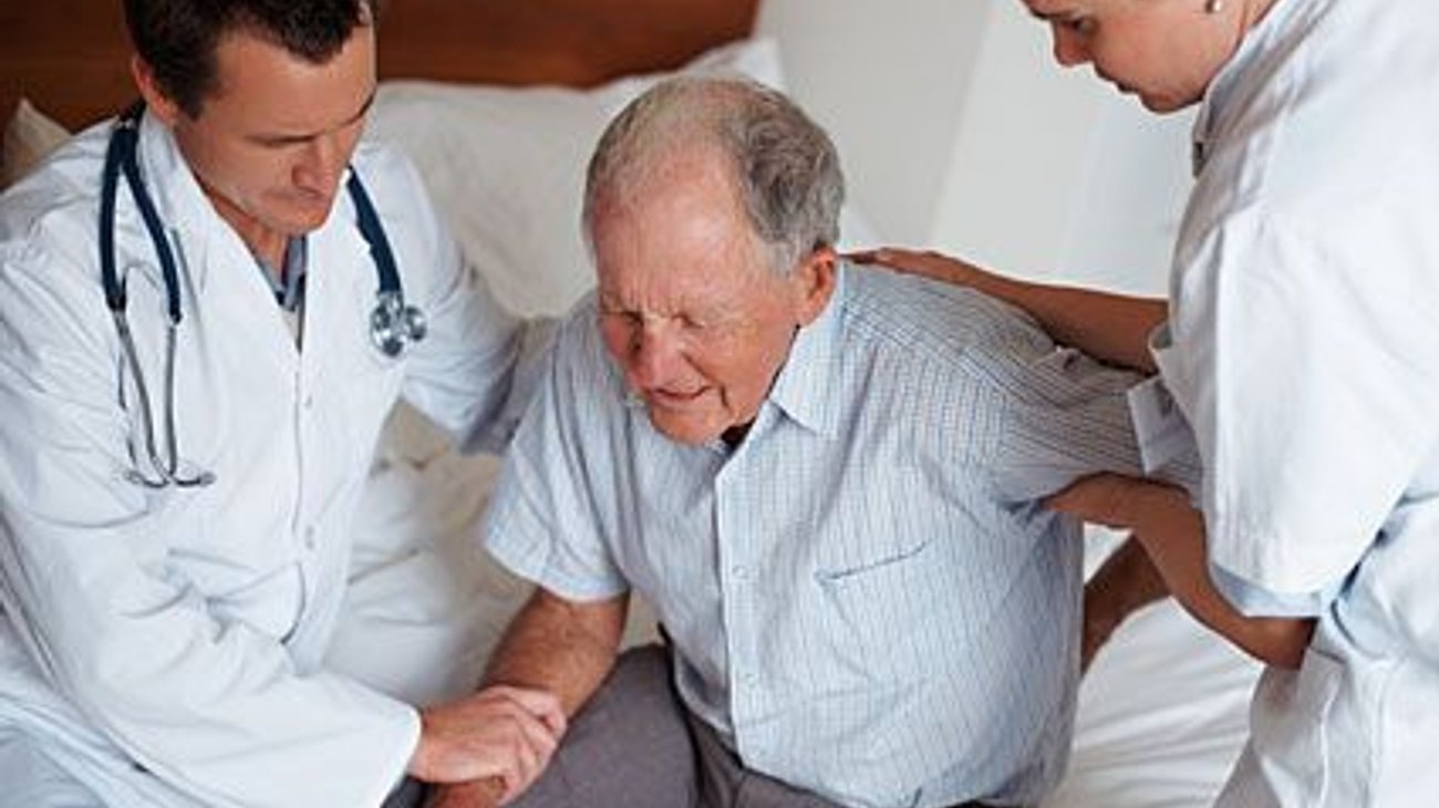 Pareja golpean a abuelito en la calle: Familia pide justicia