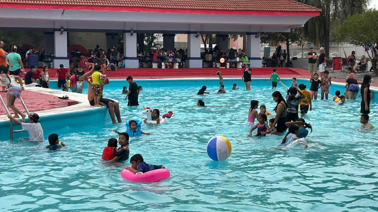 Ni el clima nublado frena a familias para ir al Parque España