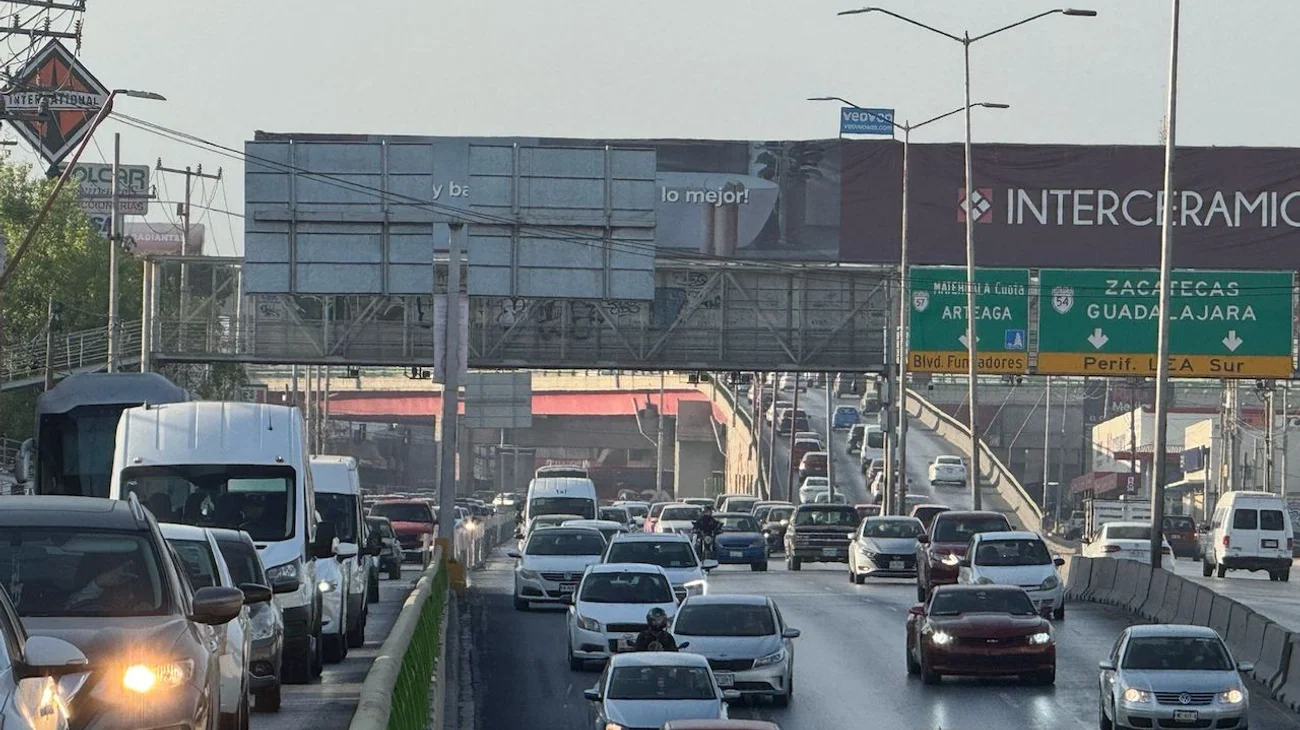 Persisten congestionamientos en paso deprimido de El Sarape