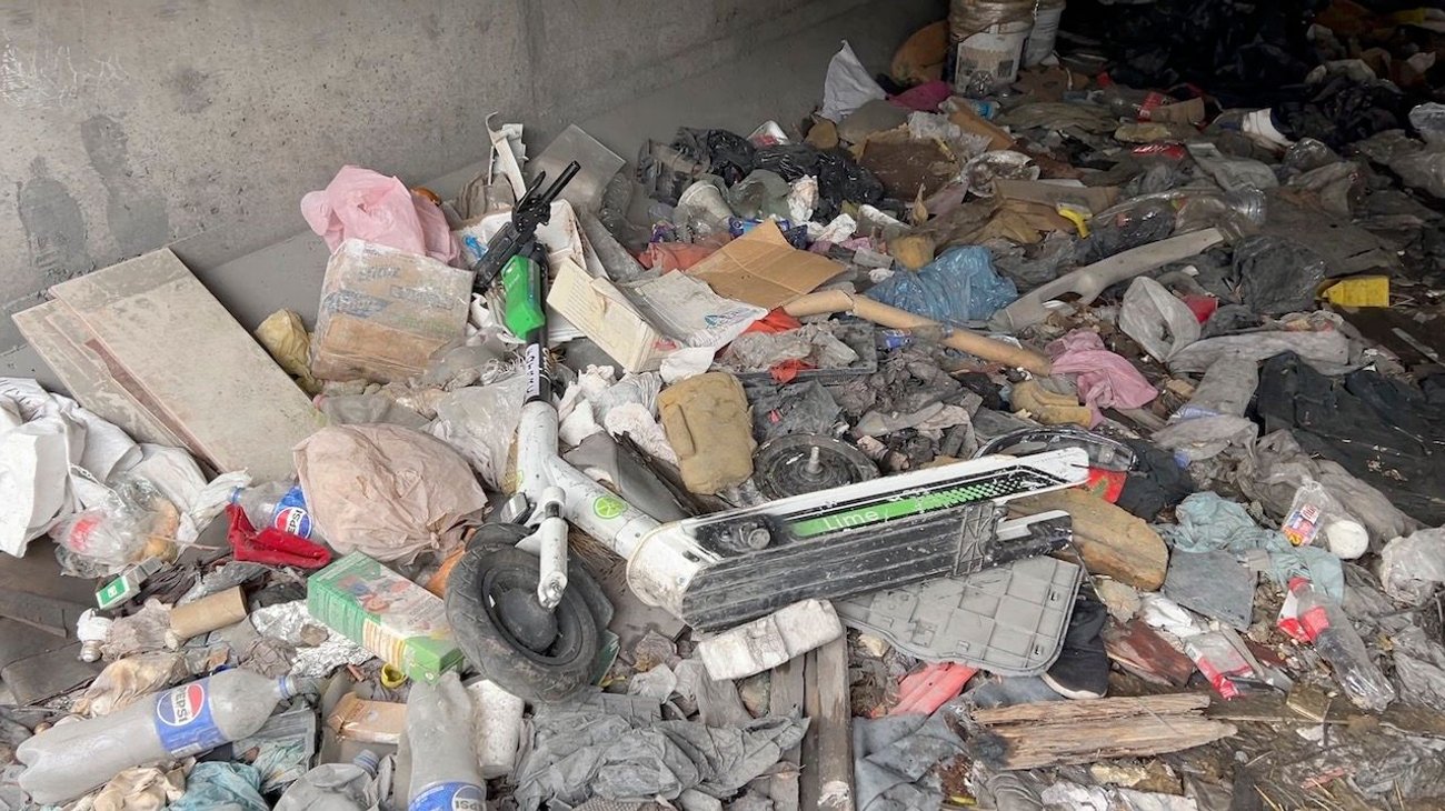 Encuentran scooter desmantelado en túnel usado como basurero