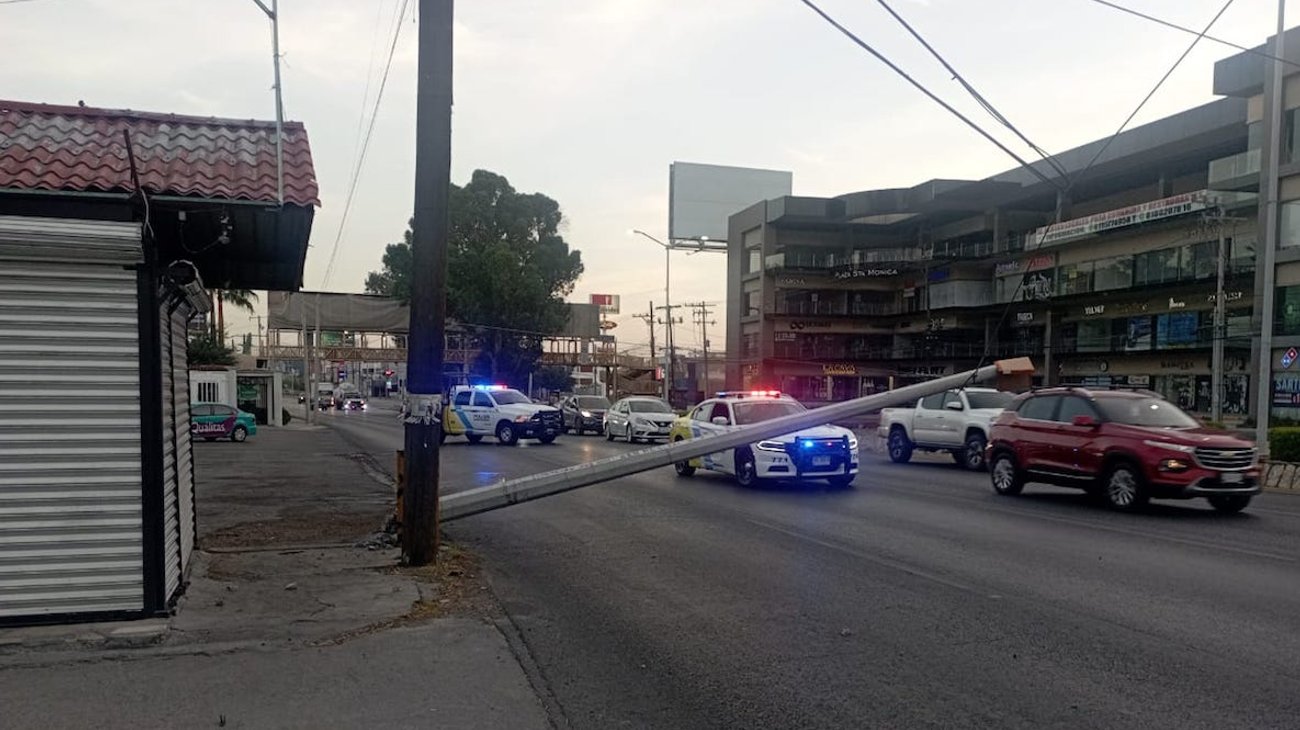 Se estrella patrulla de la Policía regia contra poste