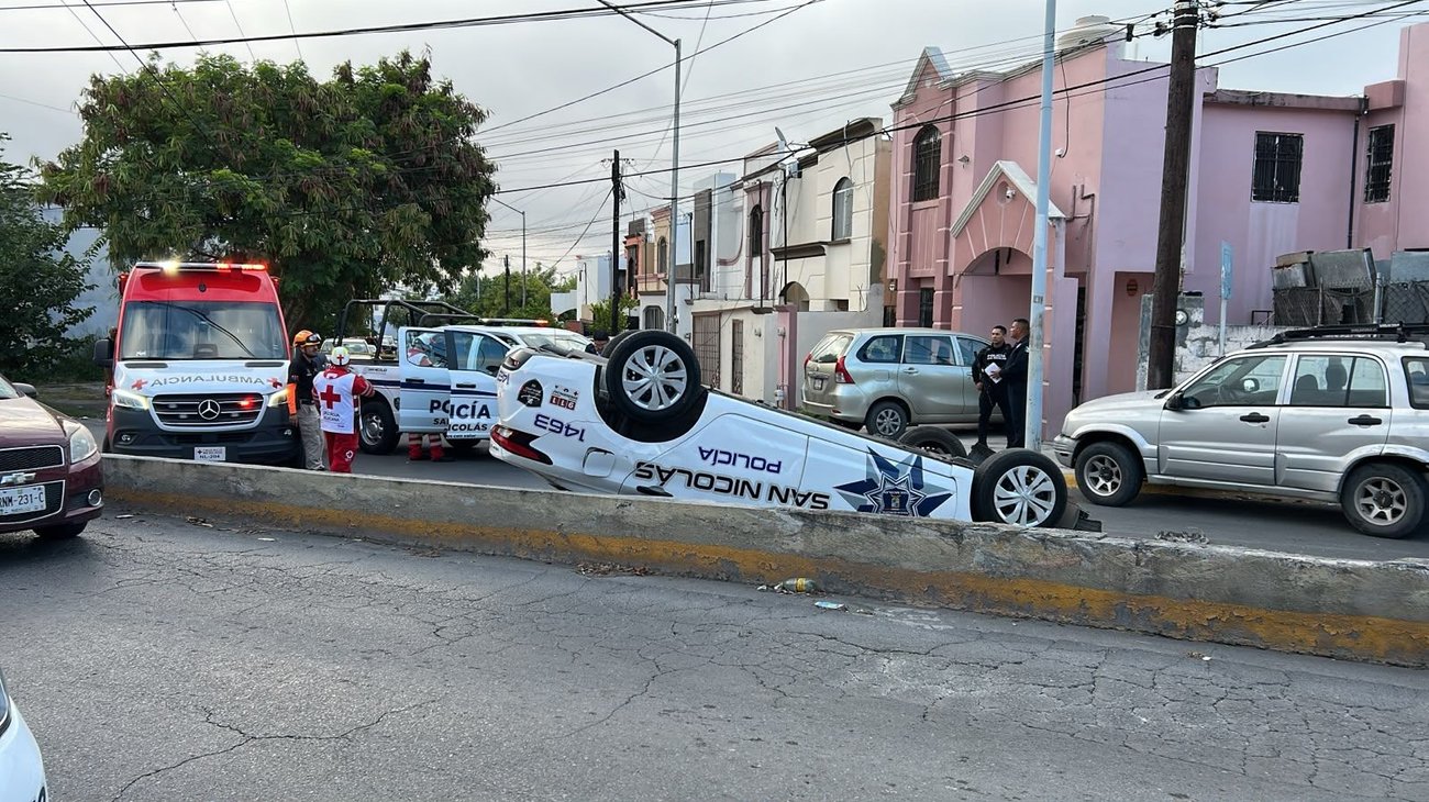 Volcadura de patrulla deja dos policías lesionados