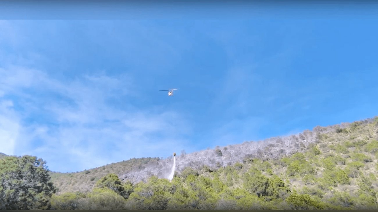 Combaten incendio forestal con apoyo aéreo en Galeana