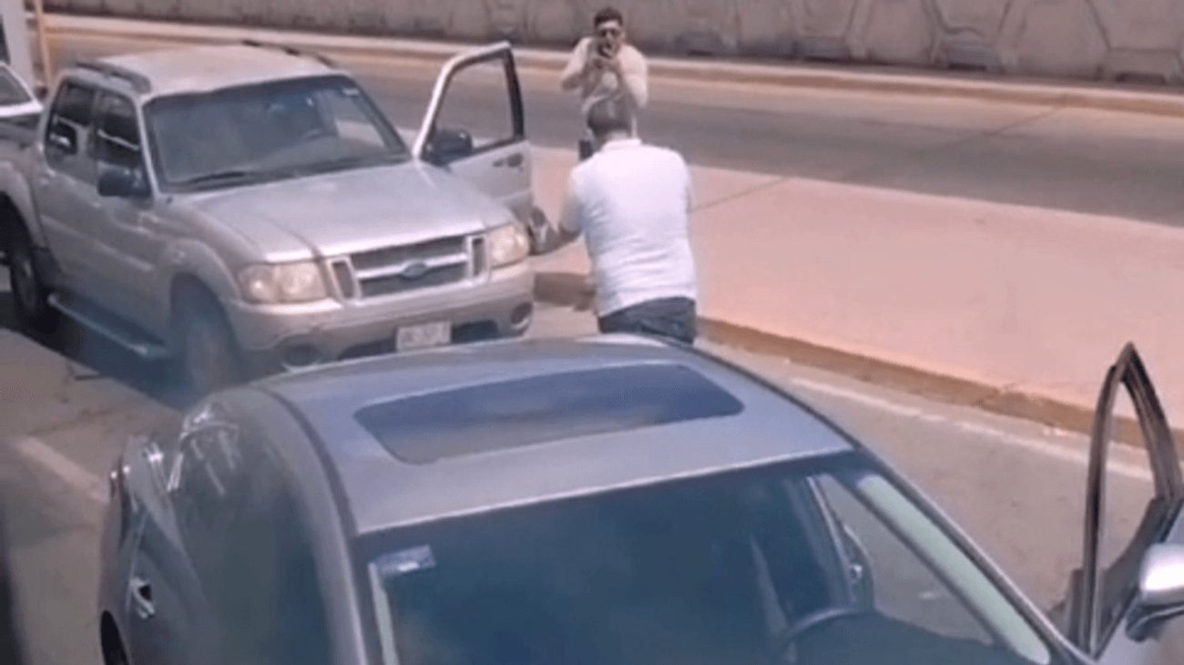 Conductores detienen el tráfico en San Pedro para pelearse