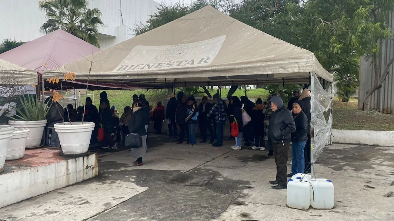 Van adultos mayores por pensión del Bienestar pese al frío