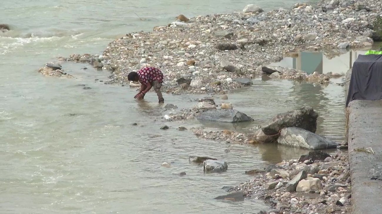Detectan a hombre 'pepenando' en Río Santa Catarina; es retirado