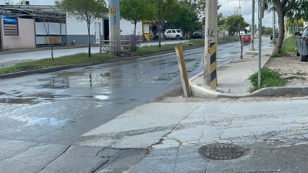 Persisten daños en avenida Las Torres por fuga de aguas negras