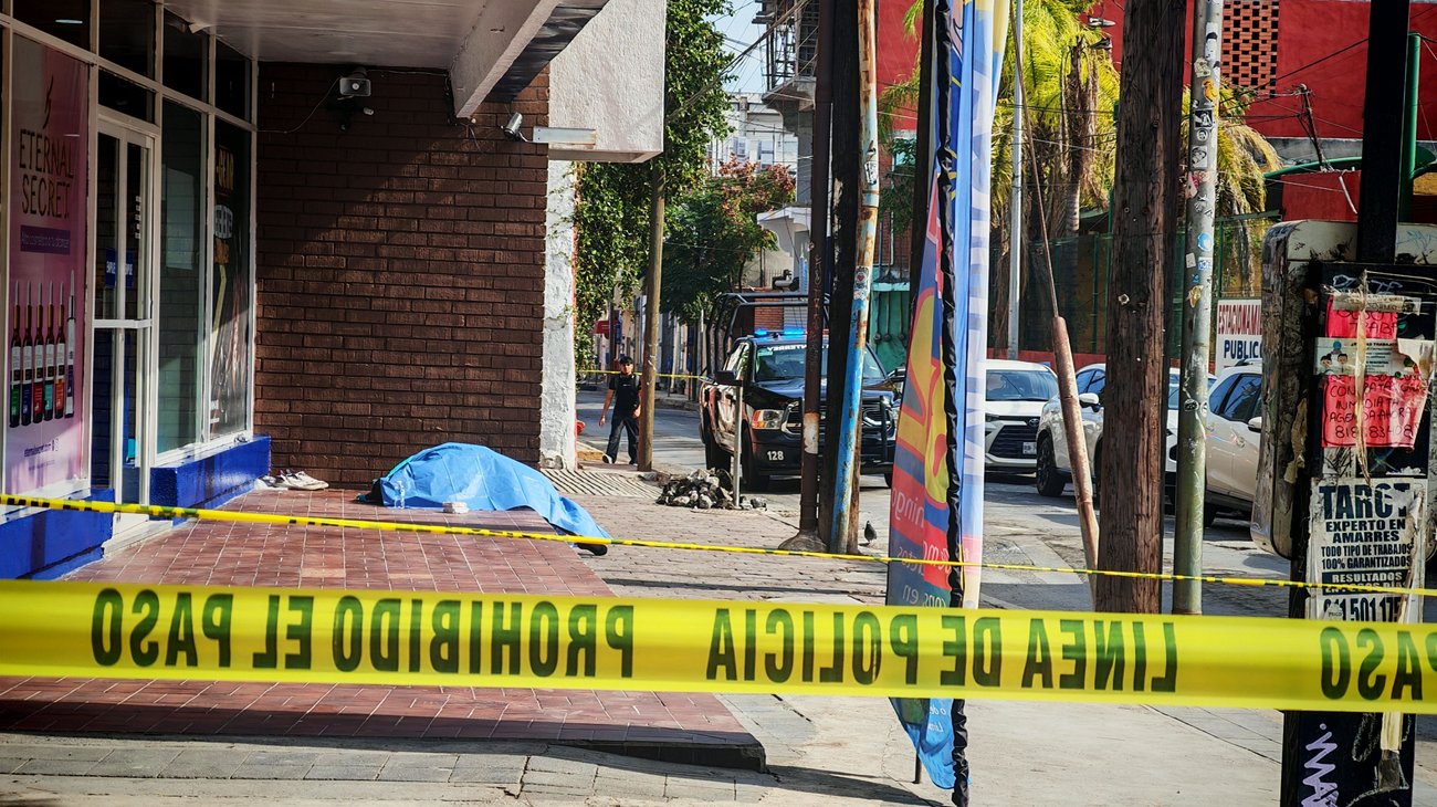 Encuentran a persona fallecida en el centro de Monterrey.