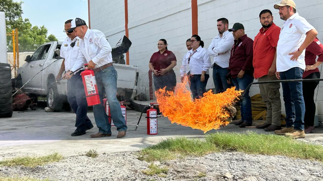 Capacitan a personal administrativo de PC en manejo de extintores