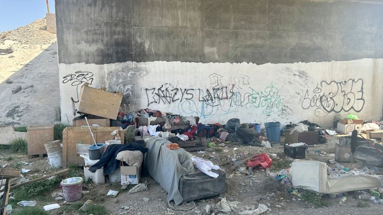 Continúan personas sin hogar durmiendo en arroyos y canales