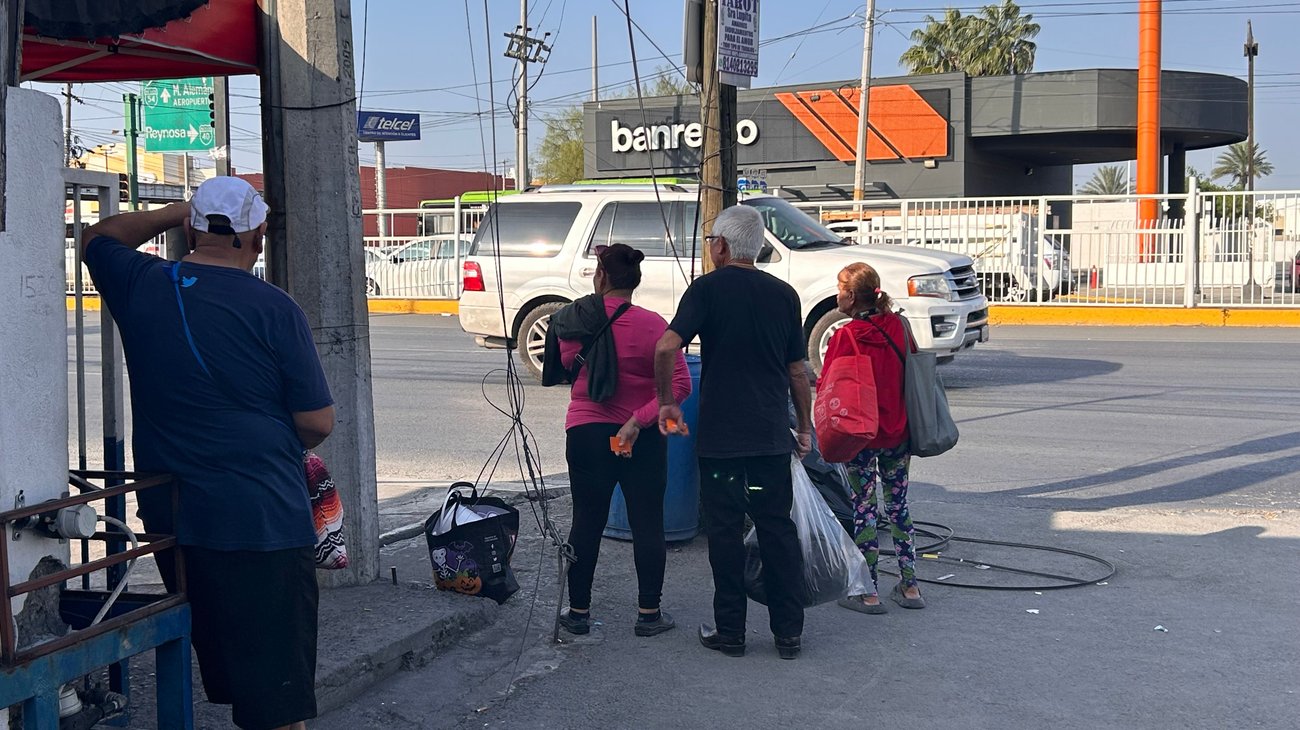 personas_en_guadalupe_esperan_camion_a4ccbadafa