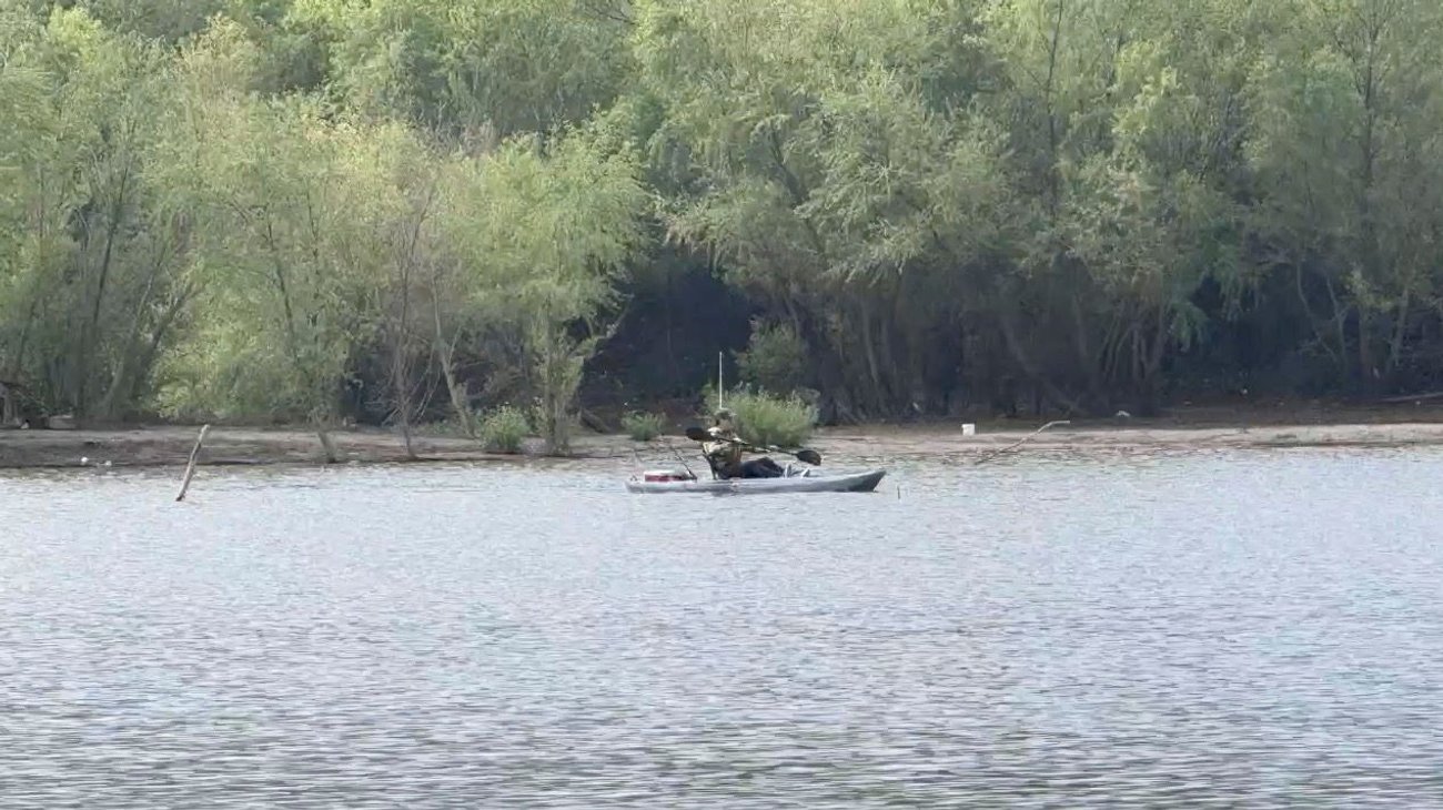 Denuncian clubes pesca furtiva en la presa Palo Blanco