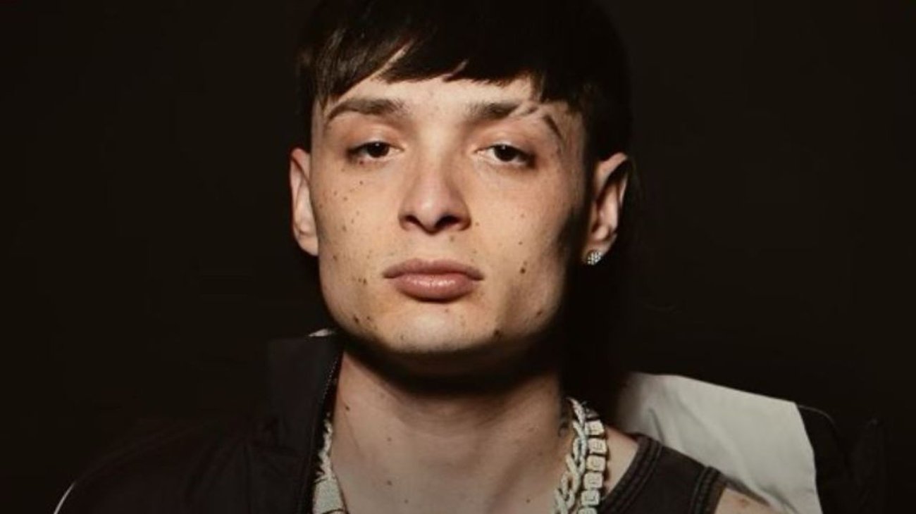 Peso Pluma recibe amenaza de muerte con narcomantas