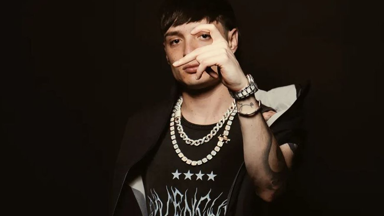 Peso Pluma ingresa a clínica de rehabilitación