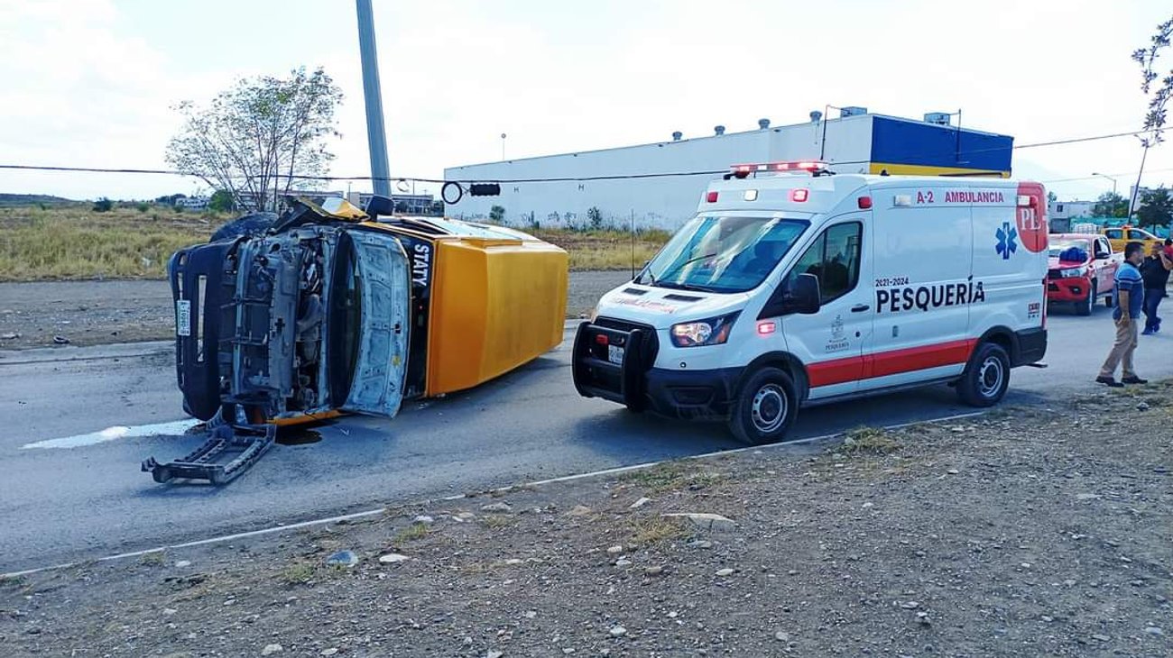 Vuelca transporte escolar en Pesquería; reportan 5 heridos