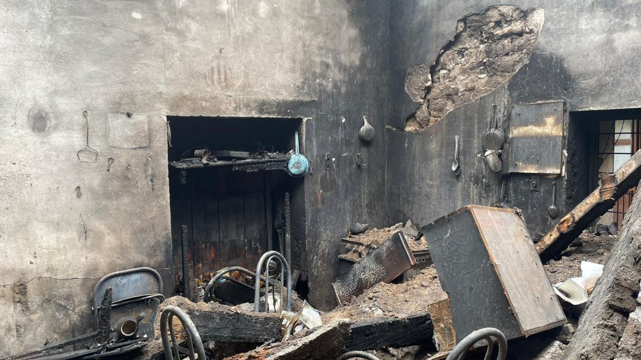 Pide apoyo para recuperar vivienda que perdió en incendio 