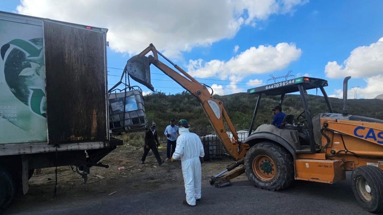 Retiran contenedores abandonados con pilas en Ramos Arizpe