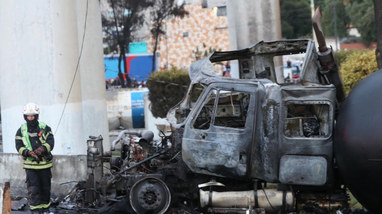 Suman 25 muertos por explosión de pipa en CDMX