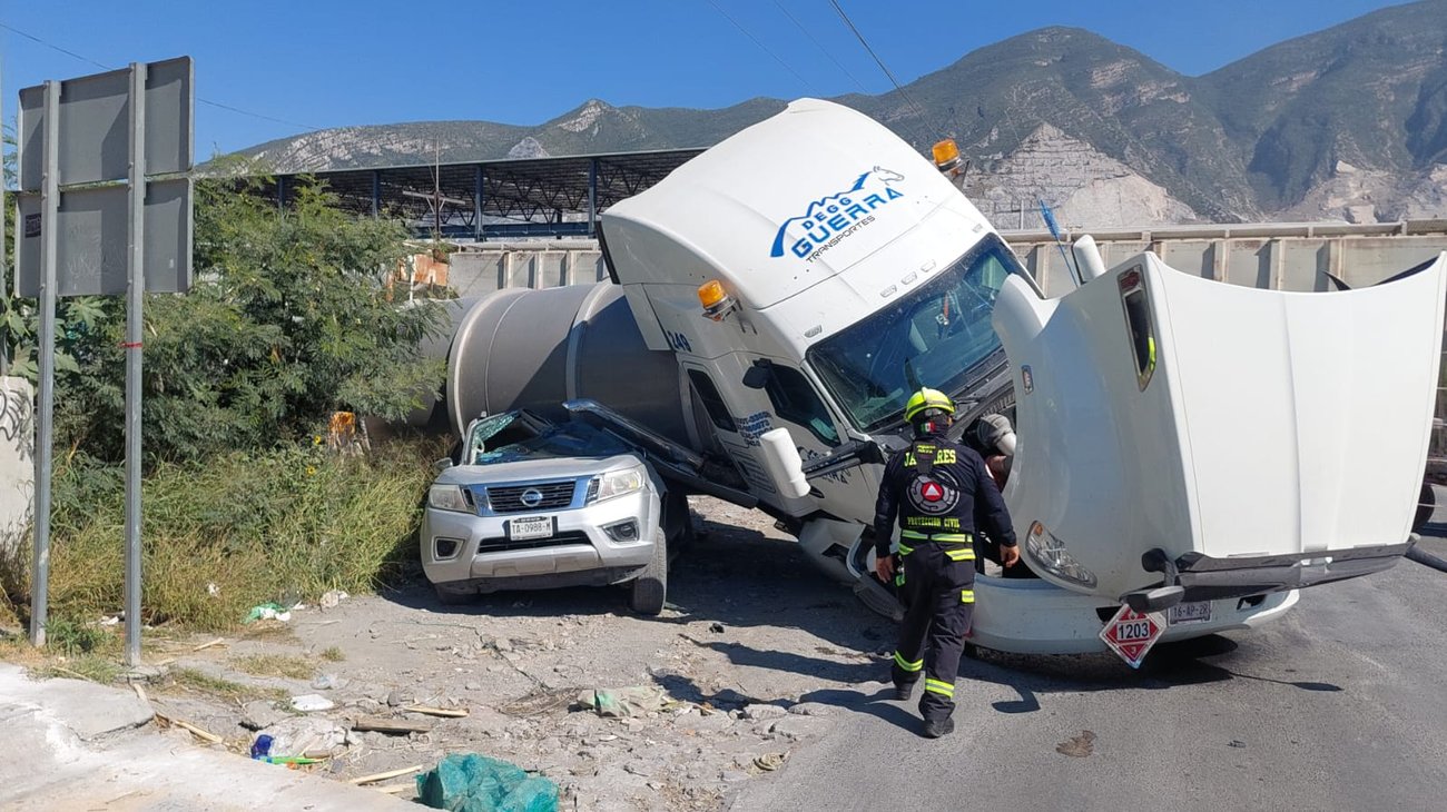 Tren impacta pipa cargada con combustible en Santa Catarina