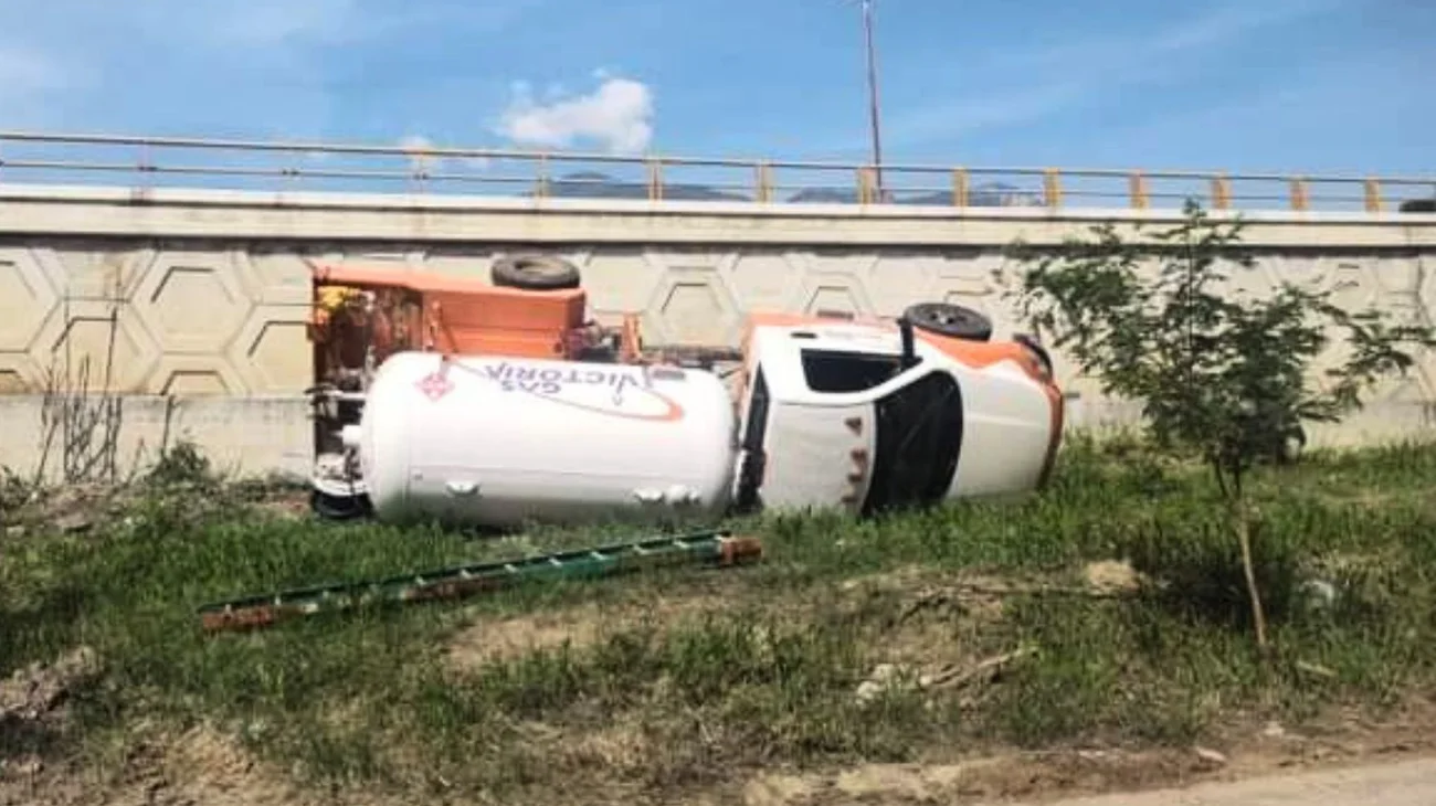 Vuelca pipa de gas en Carretera Nacional; ordenan desalojo