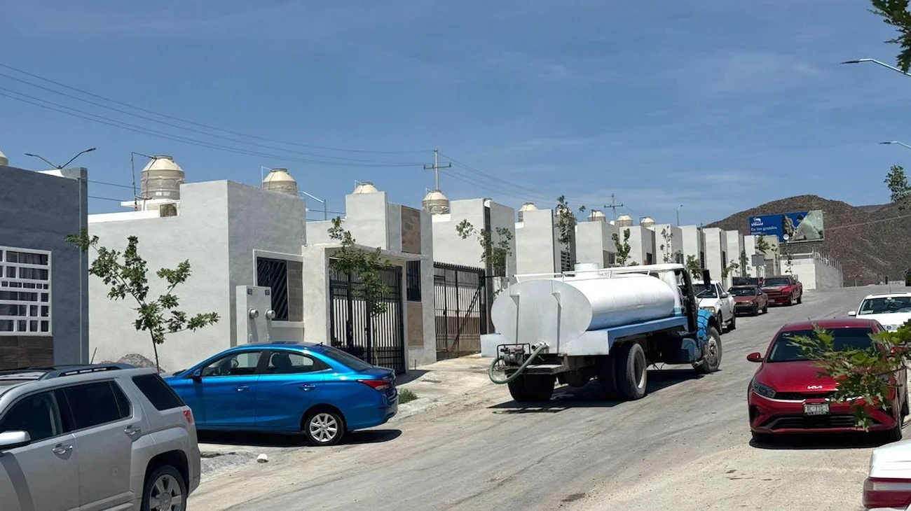 Abastecen de agua con pipas a sector de Ramos Arizpe