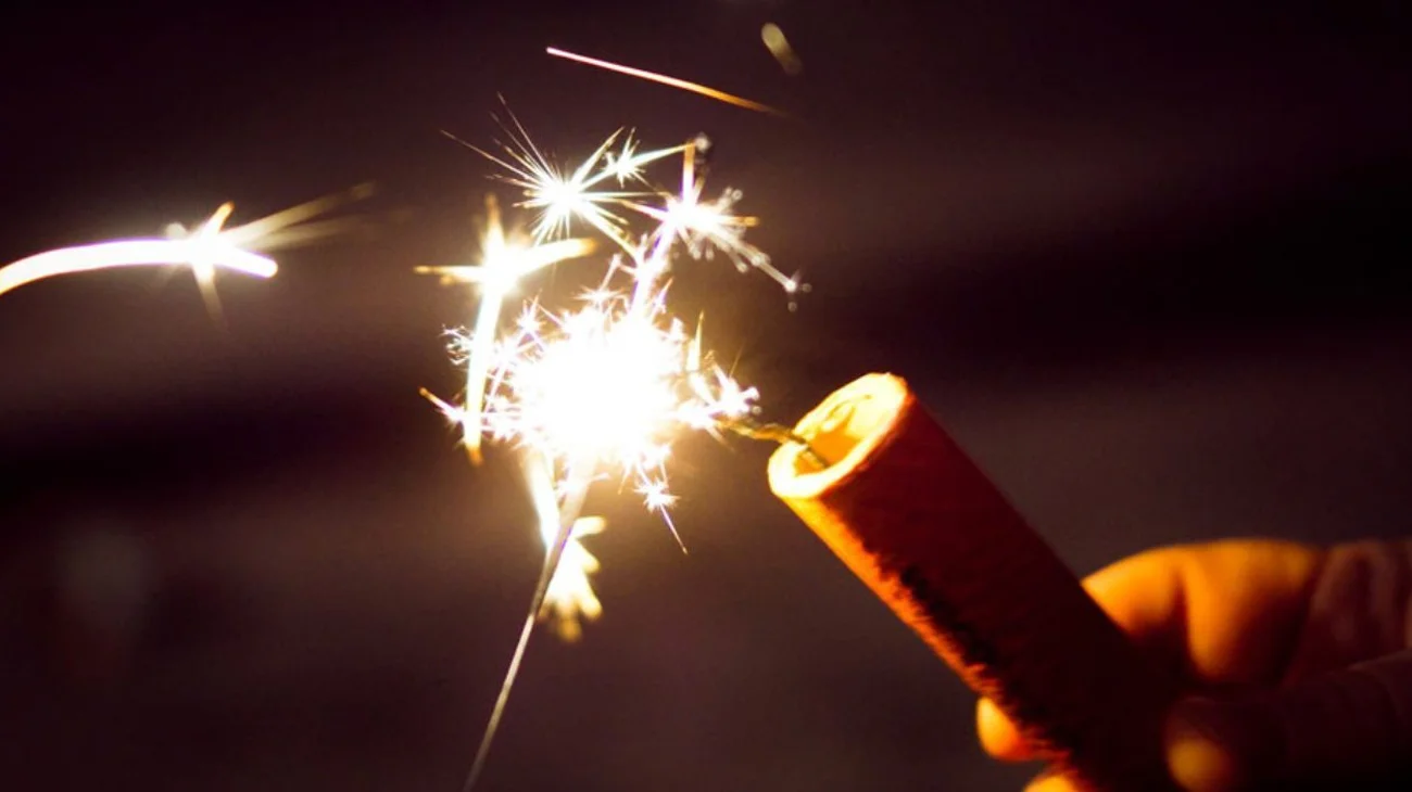 Video: Madre le quita pirotecnia a hijo y muere tras explotarle