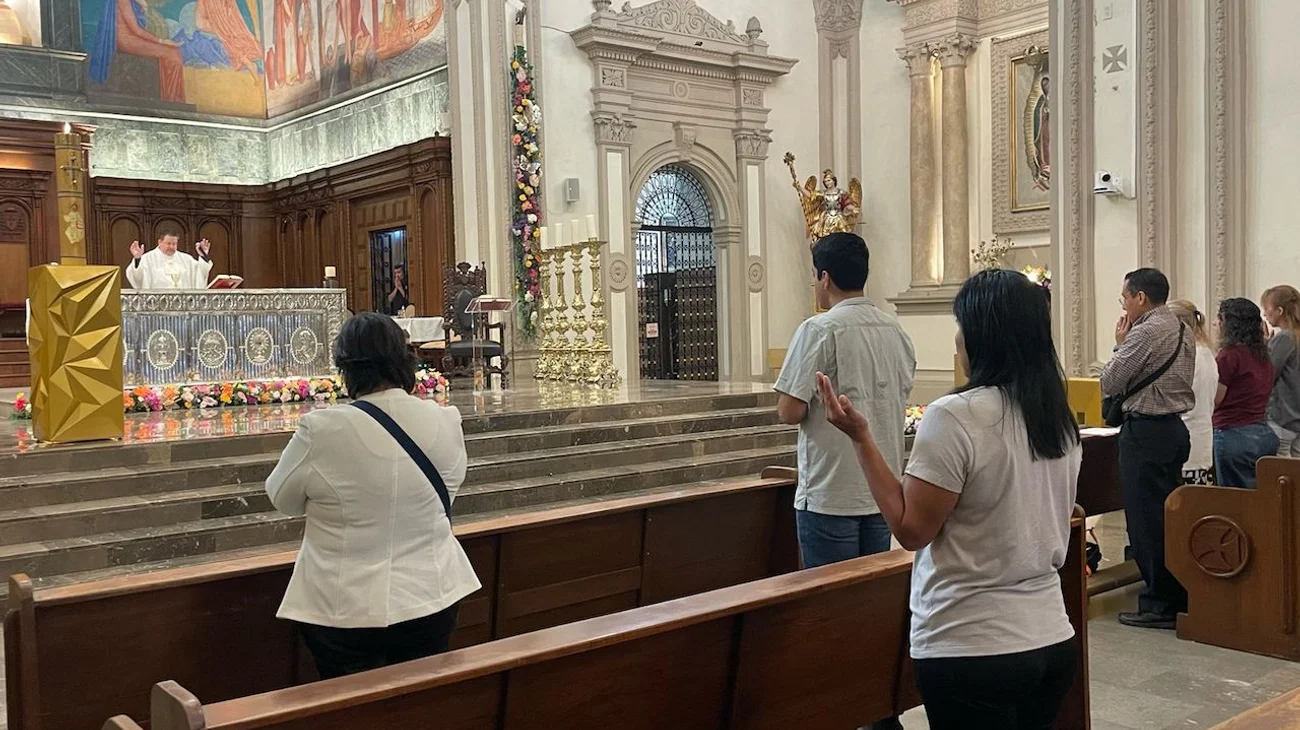Elevan plegaria por el papa Francisco en la Catedral de Monterrey