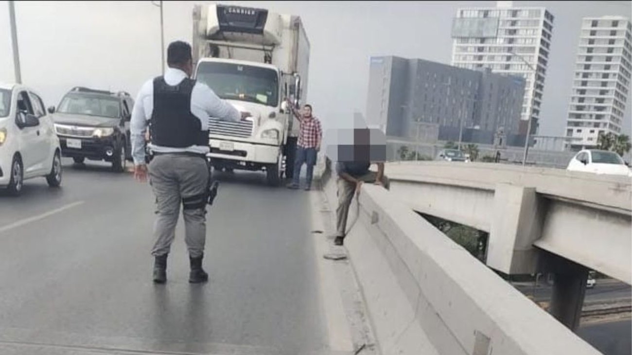 Policía de Monterrey y ciudadano evitan suicidio