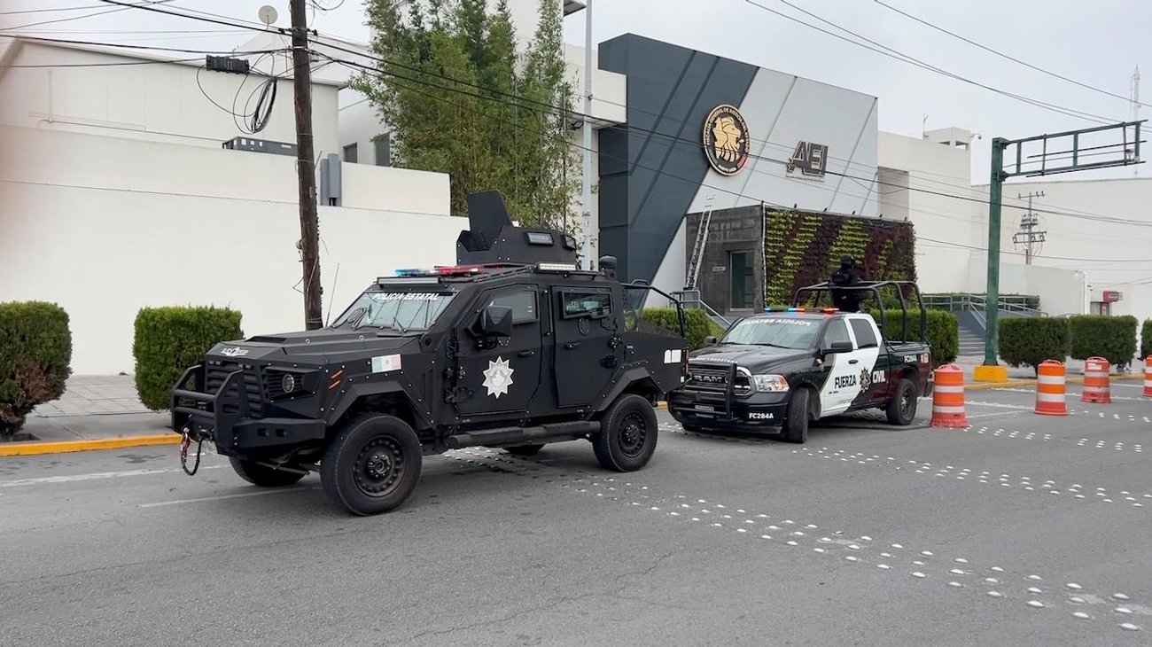 Trasladan a NL bajo fuerte custodia a presunto líder criminal