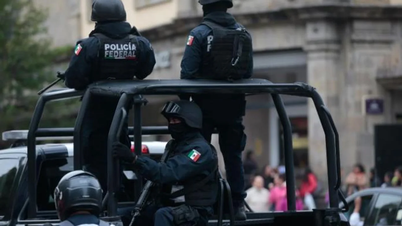 Reportan persecución en Carretera Nacional por camioneta robada